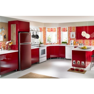 Дизайн кухни красный холодильник